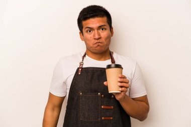 İspanyol lokantası garsonunun elinde beyaz arka planda izole edilmiş kahve omuz silkiyor ve gözleri açık..