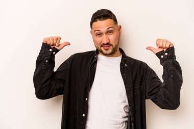 Beyaz arka planda izole edilmiş genç bir İspanyol gururlu ve kendinden emin hissediyor, örnek olarak.