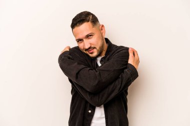 Genç İspanyol adam beyaz arka planda yalnızdı. Sarılmalar, kaygısız gülümsemeler ve mutluluklar..