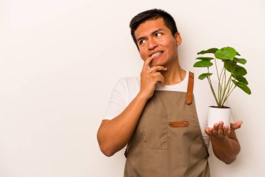 Beyaz arka planda izole edilmiş bir bitki tutan genç bahçıvan bir şeyin fotokopi alanına baktığını düşünerek rahatladı..