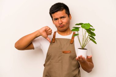 Beyaz arka planda izole edilmiş bir bitki tutan genç bahçıvan gururlu ve kendinden emin hissediyor, örnek olarak.