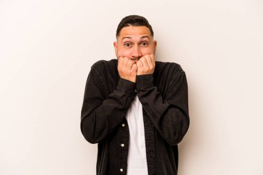 Beyaz arka planda izole edilmiş, tırnak yiyen, gergin ve endişeli genç bir adam..