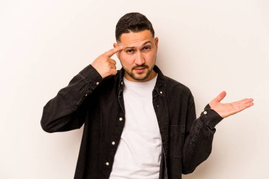 Beyaz arka planda izole edilmiş genç İspanyol adam işaret parmağıyla bir hayal kırıklığı gösteriyor..