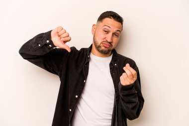 Beyaz arka planda izole edilmiş genç bir İspanyol, kadının hiç parası olmadığını gösteriyor..