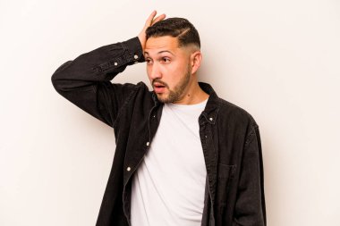 Beyaz arka planda izole edilmiş genç bir İspanyol şok geçiriyordu. Önemli bir buluşmayı hatırladı..