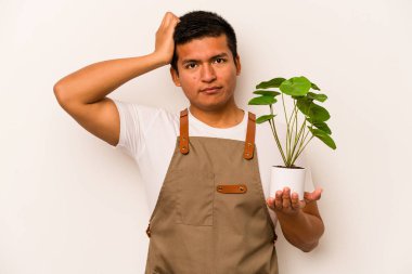 Beyaz arka planda mahsur kalmış bir bitki tutan genç bahçıvan kadın önemli bir toplantıyı hatırladı..