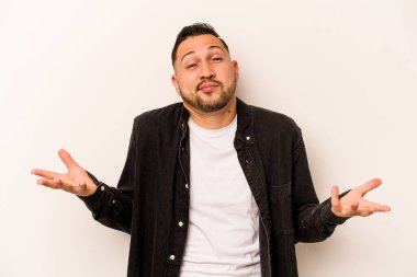 Beyaz arka planda izole edilmiş genç bir İspanyol şüpheli ve sorgulama sırasında omuz silkiyor..