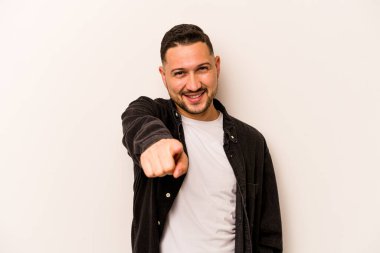 Beyaz arka planda izole edilmiş genç İspanyol adam. Önü gösteren neşeli gülümsemeler..