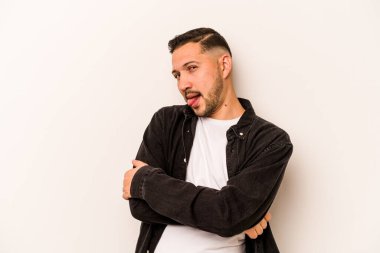 Beyaz arka planda izole edilmiş genç bir İspanyol komik ve dost canlısı bir dil uzatıyor..