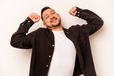 Beyaz arka planda izole edilmiş genç bir İspanyol. Kollarını uzatıyor, rahat duruyor..