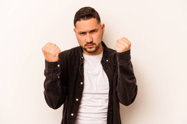 Beyaz arka planda izole edilmiş genç İspanyol adam gergin elleriyle çığlık atıyor..