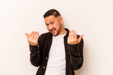 Beyaz arka planda izole edilmiş genç bir İspanyol seni işaret ediyor sanki davet ediyormuş gibi..