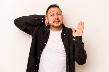 Beyaz arka planda izole edilmiş genç bir İspanyol öfkeyle bağırıyor..