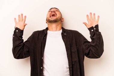 Beyaz arka planda izole edilmiş genç İspanyol adam gökyüzüne haykırıyor, yukarı bakıyor, hayal kırıklığına uğramış..