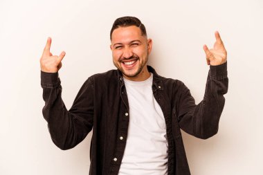 Beyaz arka planda izole edilmiş genç İspanyol bir adam boynuzlarını devrim konsepti olarak gösteriyor..