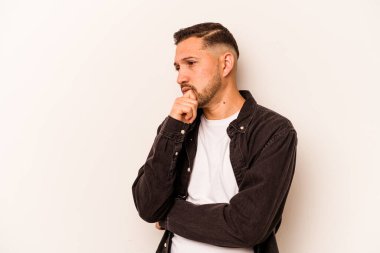 Beyaz arka planda izole edilmiş genç İspanyol bir adam virüs veya enfeksiyon yüzünden boğaz ağrısı çekiyor..