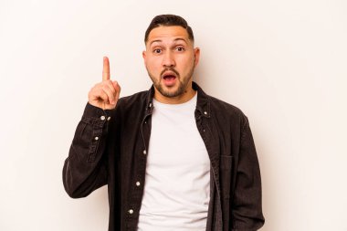 Beyaz arka planda izole edilmiş genç İspanyol bir adamın bir fikri, ilham konsepti var..