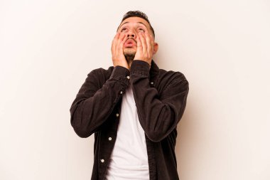 Beyaz arka planda yalnız kalmış, ağlayan ve sızlanan genç bir İspanyol..