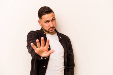 Beyaz arka planda izole edilmiş genç İspanyol bir adam tiksinti belirtisi gösteren birini reddediyor..