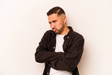 Beyaz arka planda izole edilmiş genç İspanyol adam tekrarlanan bir görevden yoruldu..