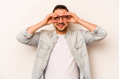 Beyaz arka planda izole edilmiş genç İspanyol adam gözlerinde iyi işaretler gösteriyor.