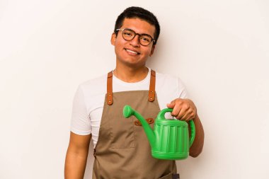 Genç bahçıvan, elinde su dolu bir teneke kutu tutan, mutlu, güler yüzlü ve neşeli bir adam..