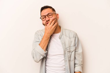 Beyaz arka planda izole edilmiş genç İspanyol bir adam güçlü bir diş ağrısı, azıdişi ağrısı var..