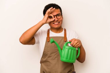 Genç bahçıvan İspanyol bir adam beyaz arka planda izole edilmiş bir su bidonu tutuyor..