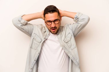 Beyaz arka planda izole edilmiş genç bir İspanyol bağırıyor, çok heyecanlı, tutkulu, bir şeyden memnun..