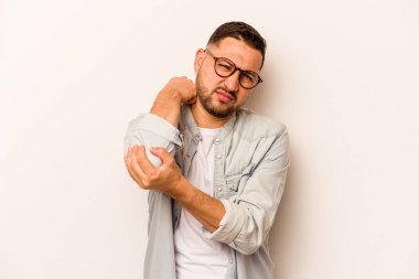 Beyaz arka planda izole edilmiş genç İspanyol bir adam stresten dolayı boynu ağrıyor, masaj yapıyor ve elle dokunuyor..