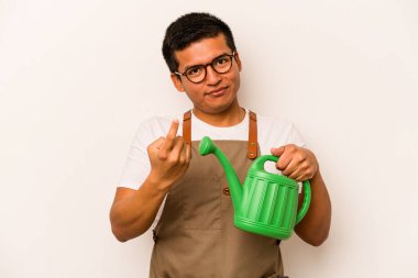 Genç bahçıvan elinde su kovası olan İspanyol bir adam beyaz arka planda izole edilmiş bir şekilde seni işaret ediyor. Sanki seni davet ediyormuş gibi..