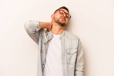 Genç İspanyol bir adam beyaz arka planda izole edilmiş, dirsek masajı yapıyor, kötü bir hareketin ardından acı çekiyor..