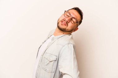 Beyaz arka planda izole edilmiş, sırt ağrısı çeken genç bir İspanyol..