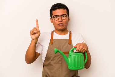 Genç bahçıvan, elinde su dolu bir teneke kutu tutan İspanyol bir adamın beyaz arka planda bir fikri, ilham verici bir fikri var..