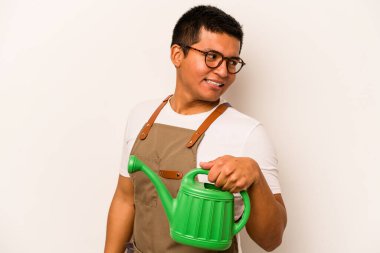 Genç bahçıvan elinde su dolu bir teneke tutuyordu beyaz arka planda. Gülümsüyordu, neşeliydi ve keyifliydi..