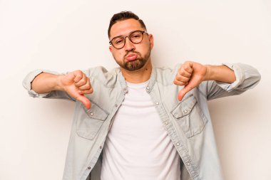 Beyaz arka planda izole edilmiş genç İspanyol bir adam hoşlanmadığı bir jest gösteriyor, kabul etmiyor. Anlaşmazlık konsepti.