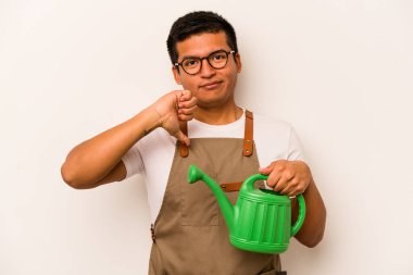 Genç bahçıvan İspanyol bir adam beyaz arka planda izole edilmiş bir su bidonu tutuyor. Sevimsiz bir jest gösteriyor. Anlaşmazlık konsepti.
