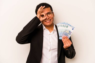 Genç İspanyol iş adamının elinde banknotlar var. Beyaz arka planda izole edilmiş. Heyecanlı..