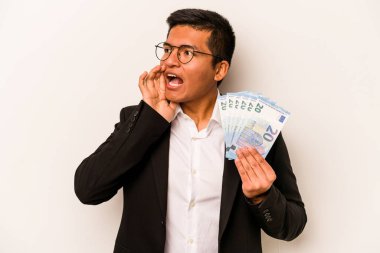 Beyaz arka planda izole edilmiş banknotlar tutan genç İspanyol iş adamı bağırıyor ve avuç içini açık tutuyor..