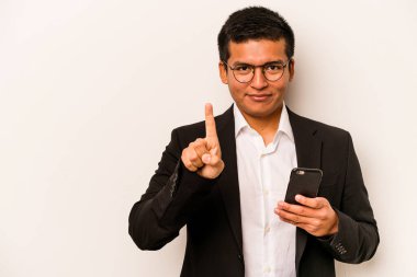 Genç İspanyol iş adamı cep telefonunu beyaz arka planda izole ederek bir numarayı parmağıyla gösteriyor..