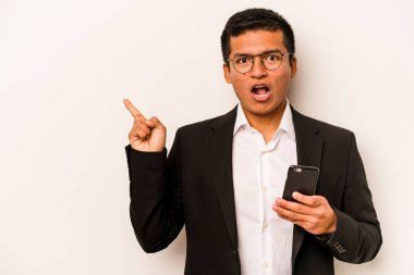 Beyaz arka planda izole edilmiş cep telefonu tutan İspanyol bir genç.