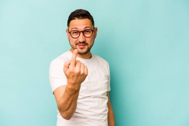 Genç İspanyol adam mavi arka planda izole edilmiş seni işaret ediyor sanki davet ediyormuş gibi..
