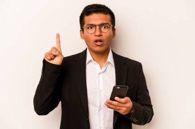 Beyaz arka planda izole edilmiş cep telefonu tutan İspanyol genç adamın bir fikri var, ilham verici bir kavram..