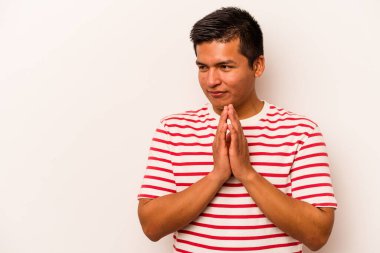 Latin kökenli genç bir adam beyaz arka planda izole edilmiş. Aklında bir plan kuruyor..