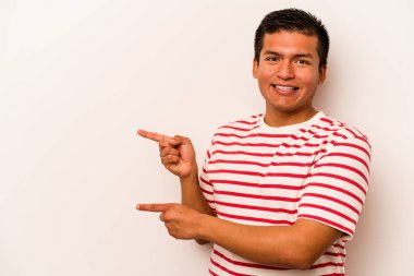 Beyaz arka planda izole edilmiş genç bir İspanyol işaret parmaklarıyla işaret ederek heyecanlanıyor..