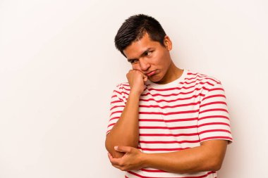 Beyaz arka planda izole edilmiş, üzgün ve dalgın hisseden genç bir İspanyol fotokopi odasına bakıyor..