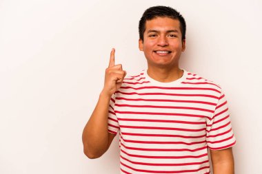 Beyaz arka planda izole edilmiş genç İspanyol bir numara parmağıyla görünüyor..
