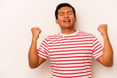 Beyaz arka planda izole edilmiş genç İspanyol bir adam zaferden sonra yumruk kaldırıyor, kazanan konsept..