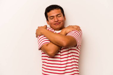 Genç İspanyol adam beyaz arka planda yalnızdı. Sarılmalar, kaygısız gülümsemeler ve mutluluklar..