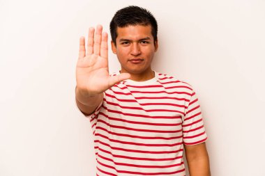 Beyaz arka planda izole edilmiş genç İspanyol adam elini uzatmış, dur işareti göstererek seni engelliyor..